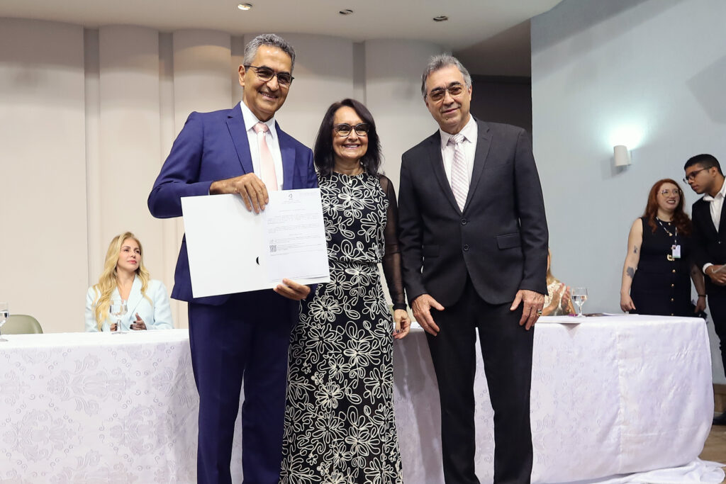 Autoridades prestigiam posse da nova diretoria da Faculdade de Medicina da UFG