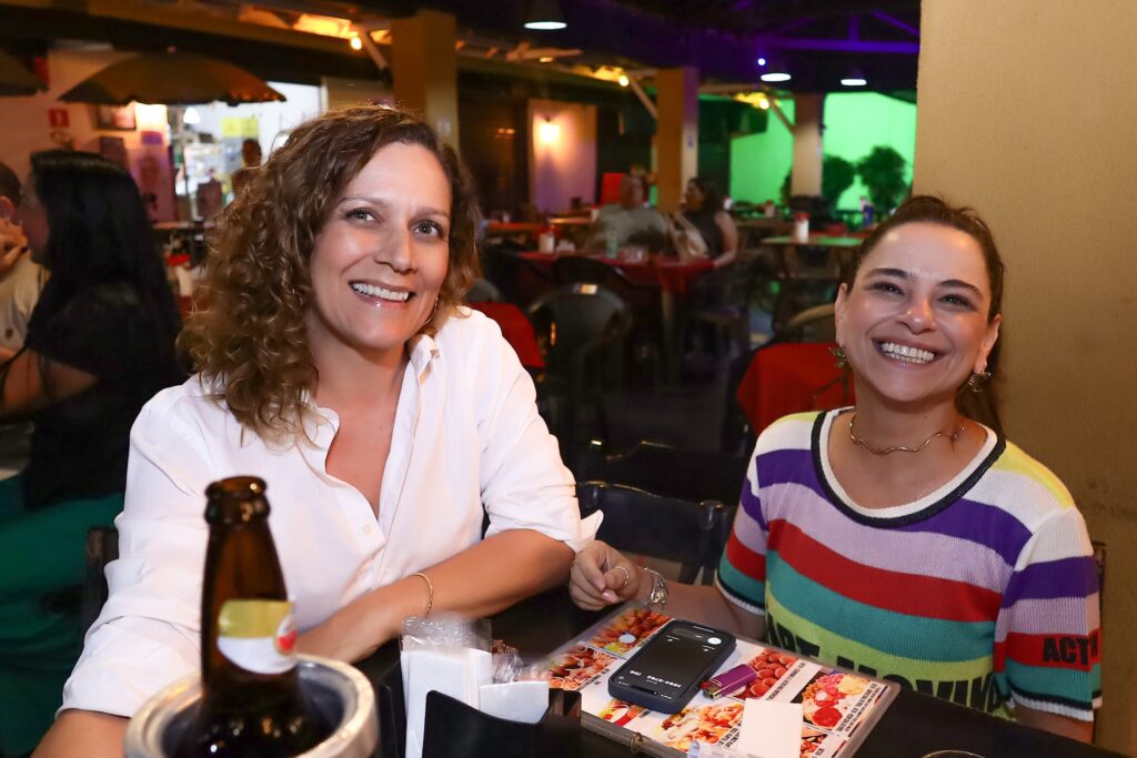 Mercado da 74 tem programação diversa e noite de pop rock; veja como foi