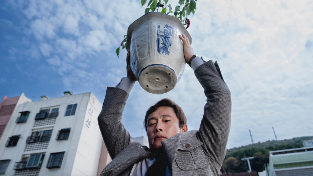 ‘A Única Saída’ zomba do capitalismo com humor ácido