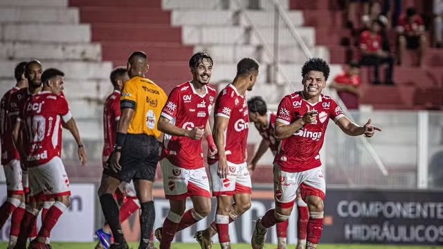 Vila Nova bate a Aparecidense por 3 a 0 e abre vantagem na liderança do Goianão 