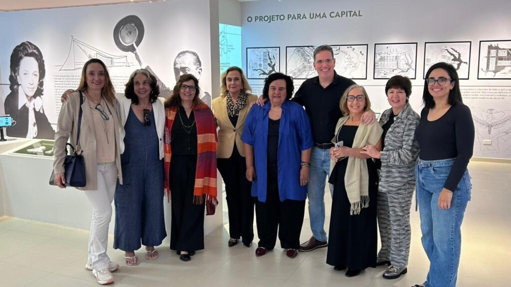 Integrantes da AFLAG visitam exposição sobre Brasília no IHGG