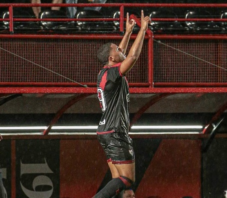 Com gols de Léo Jacó, Atlético-GO vence o Inhumas e dorme na liderança do Goianão