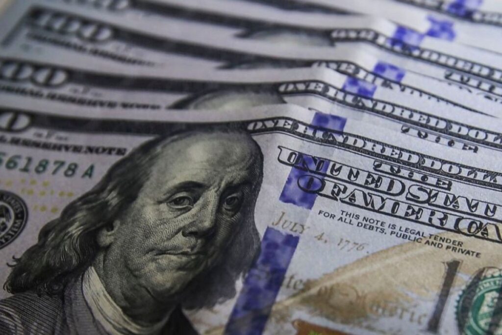 Dólar toca menor nível desde junho de 2024 com DXY fraco e carry trade