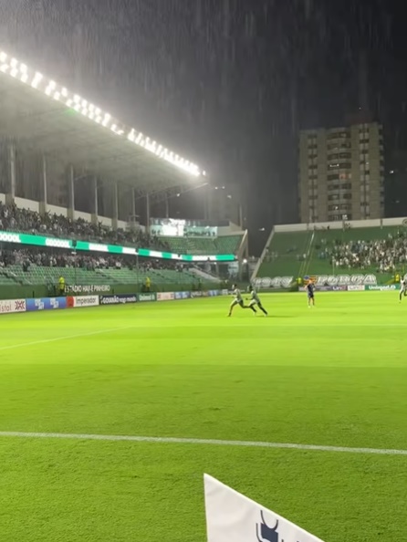 Jogo entre Goiás e Centro Oeste é suspenso por causa de chuva em Goiânia
