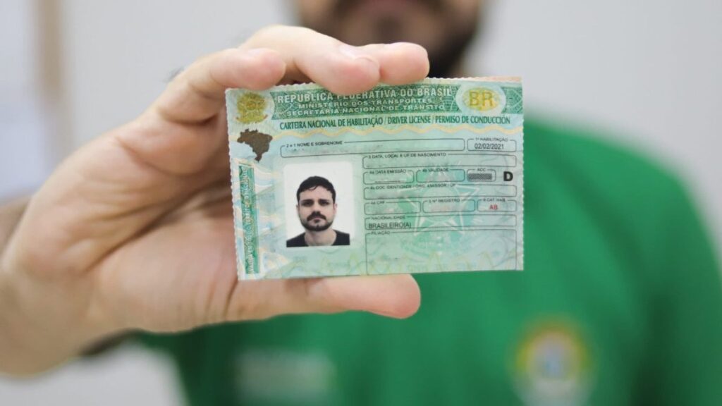 Presidente de Portugal assina decreto que reconhece carteira de motorista brasileira