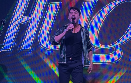 Hugo Vitti agita público goianiense com o melhor do pop rock nacional