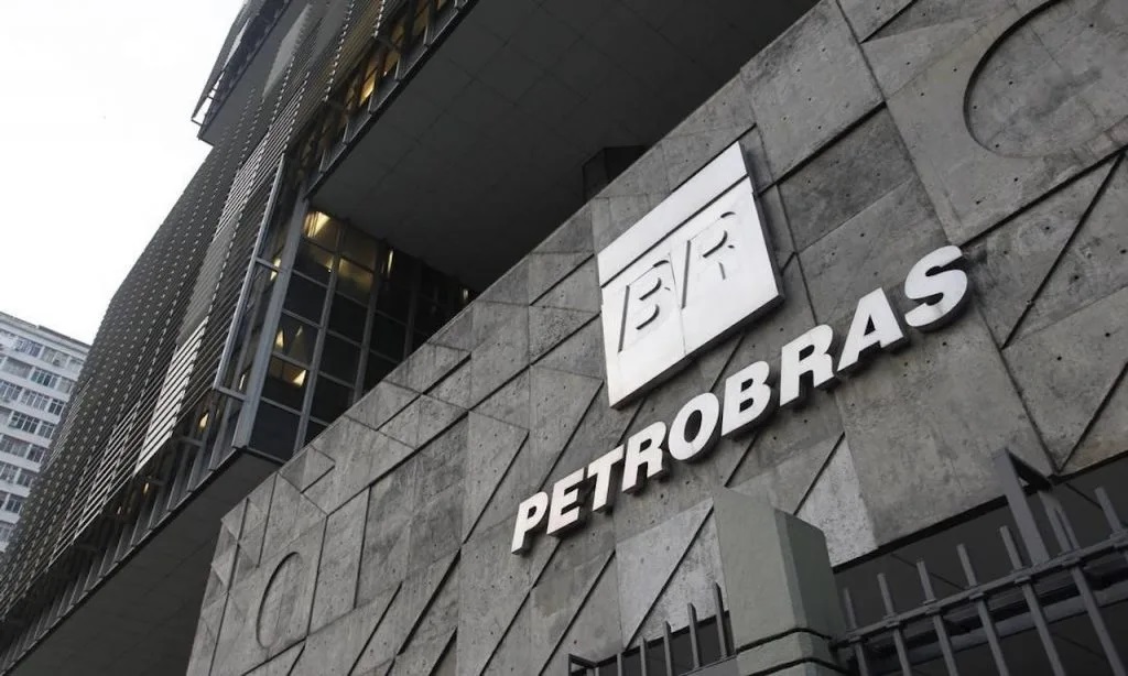 Petrobras anuncia redução de 5,2% no preço da gasolina para as distribuidoras