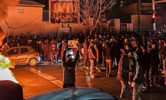 Irã diz que vai bombardear bases americanas no Oriente Médio se for atacado pelos EUA