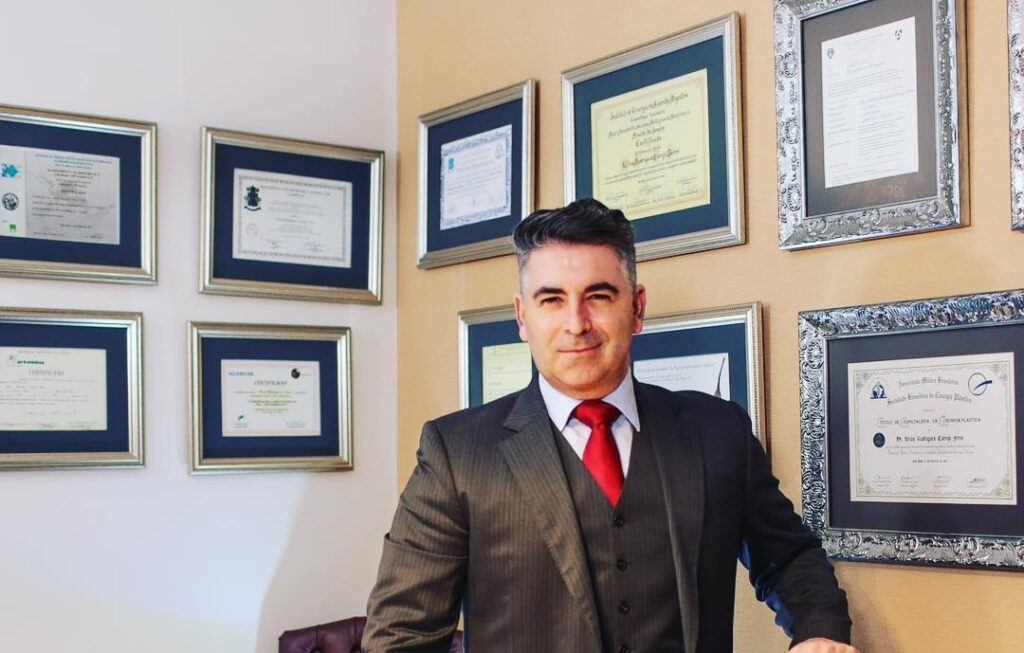 Médico goiano Urias Carrijo participa do maior congresso mundial de cirurgia plástica na França