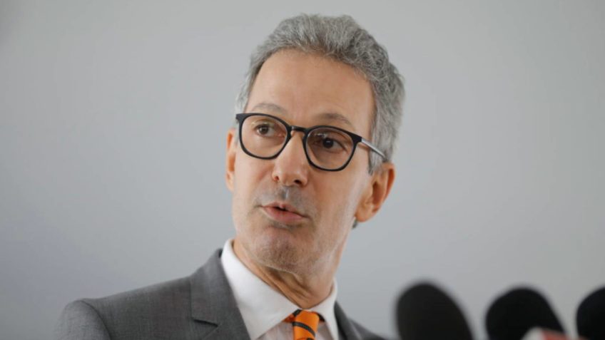 Zema nega ser vice de Flávio Bolsonaro e diz que seguirá como pré-candidato à Presidência