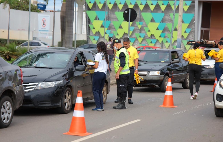 Prefeitura de Aparecida promove blitz educativa com ações integradas de trânsito, prevenção e proteção às mulheres