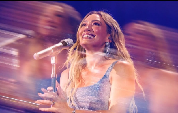 Hilary Duff prepara retorno aos palcos internacionais após duas décadas