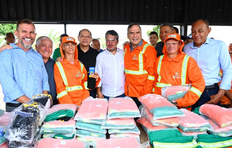 Mabel participa da entrega de uniformes e materiais à Comurg em Goiânia