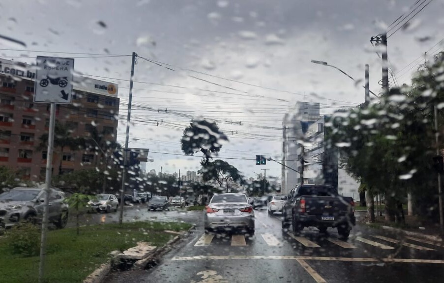 Inmet emite alerta vermelho para chuvas em Juiz de Fora e Ubá