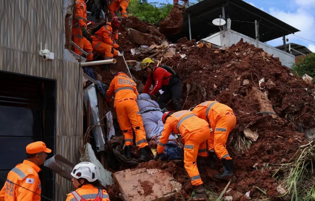 Chuva mata 55 pessoas e mobiliza oito frentes de resgate em Minas Gerais