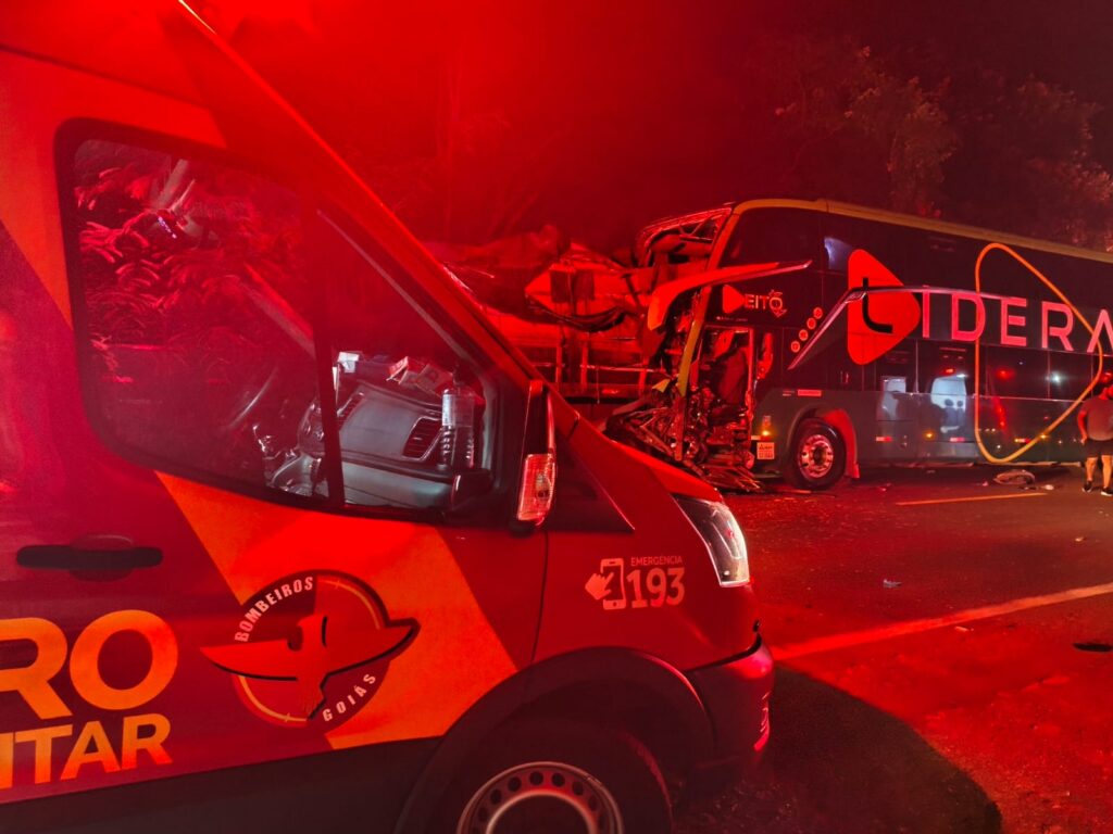 Acidente entre carreta e ônibus deixa mais de 20 feridos na BR-153, em Jaraguá