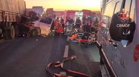 Acidente entre caminhão e van causa cinco mortes no Distrito Federal