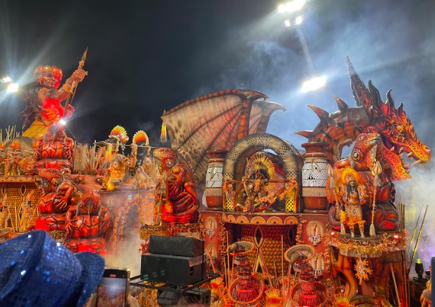 Carnaval de SP: 1º dia de desfiles exalta o poder feminino, a luta pela terra e a força dos orixás