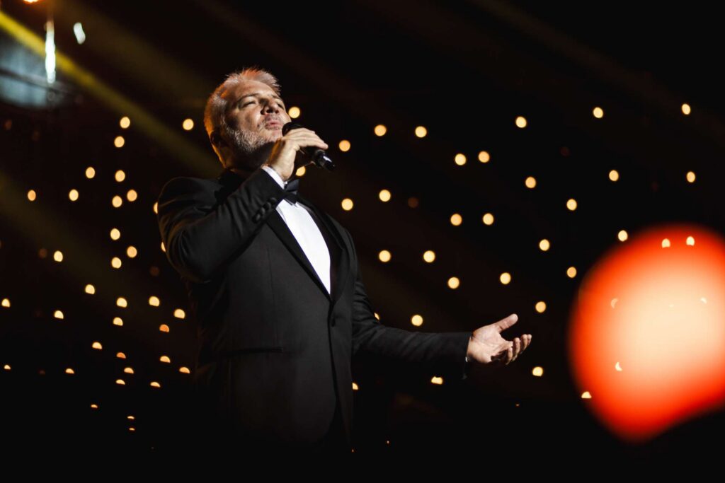 Fred Mayrink interpreta Frank Sinatra em espetáculo no Teatro Goiânia