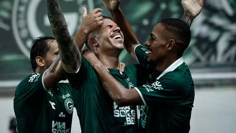 Goiás vence o Vila Nova em noite de clássico no estádio da Serrinha, em Goiânia