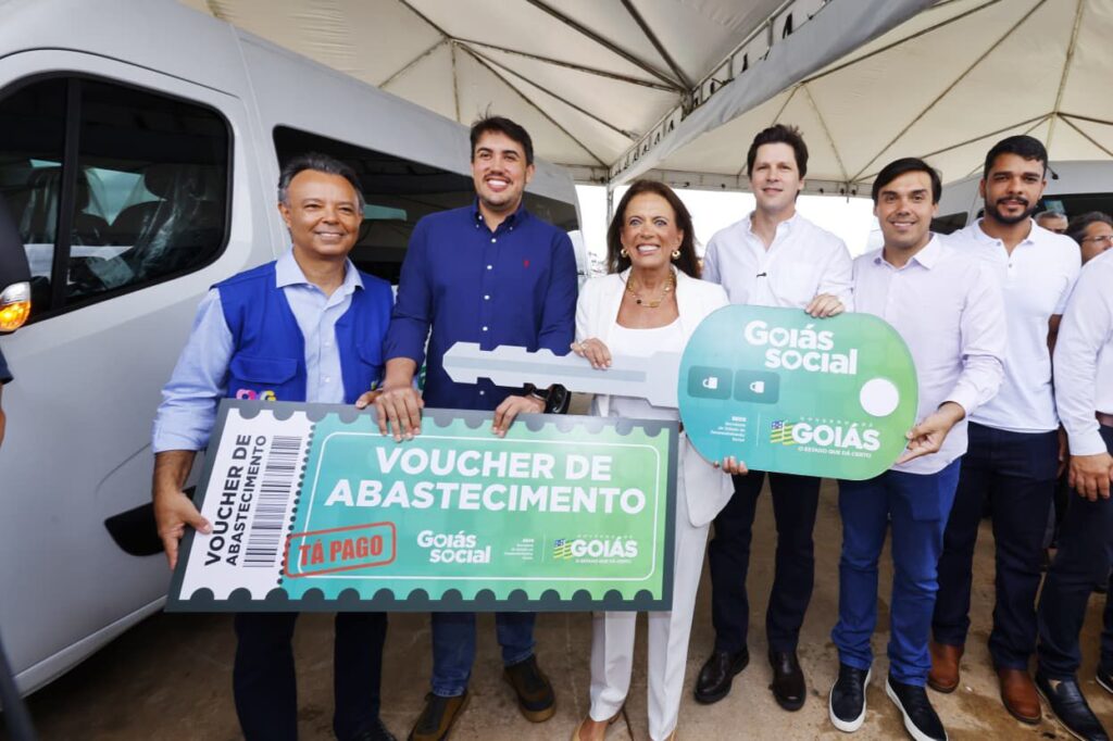 Gracinha Caiado e Daniel Vilela entregam 246 vans para a assistência social em Goiás