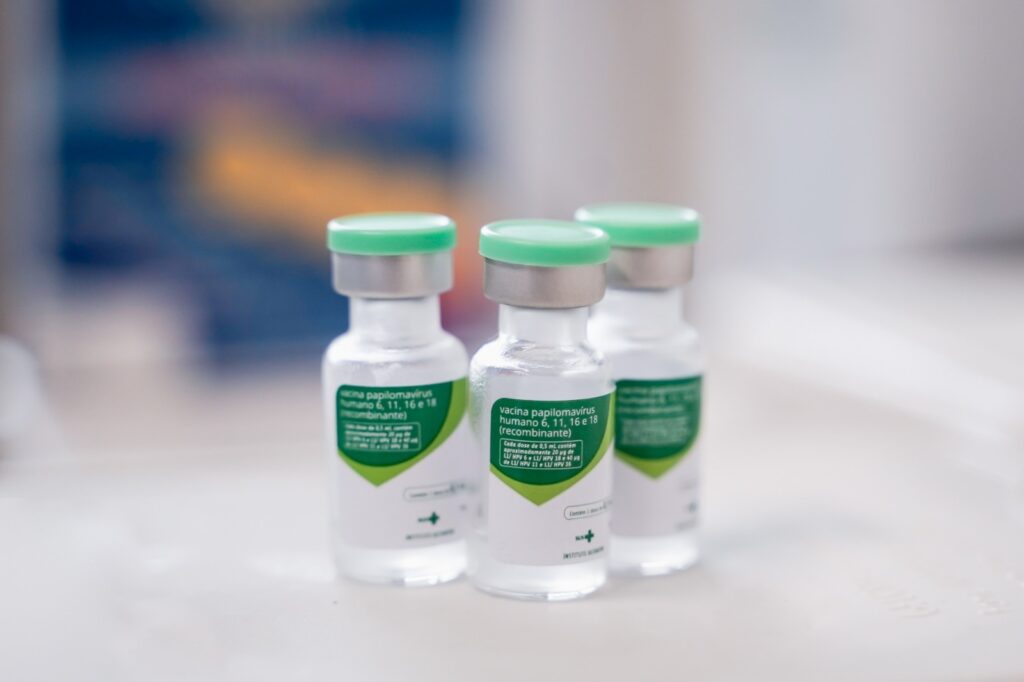 Jovens entre 15 e 19 anos podem se vacinar contra o HPV na rede pública de saúde de Goiás