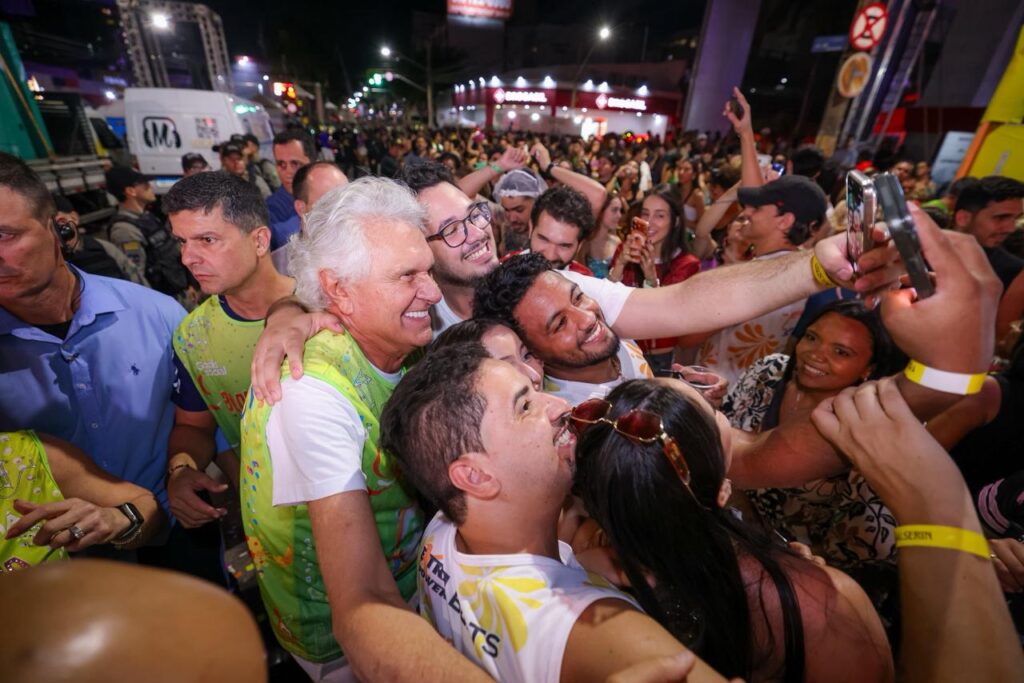 “O Carnaval chegou em Goiás”, diz Caiado ao prestigiar folia em Goiânia