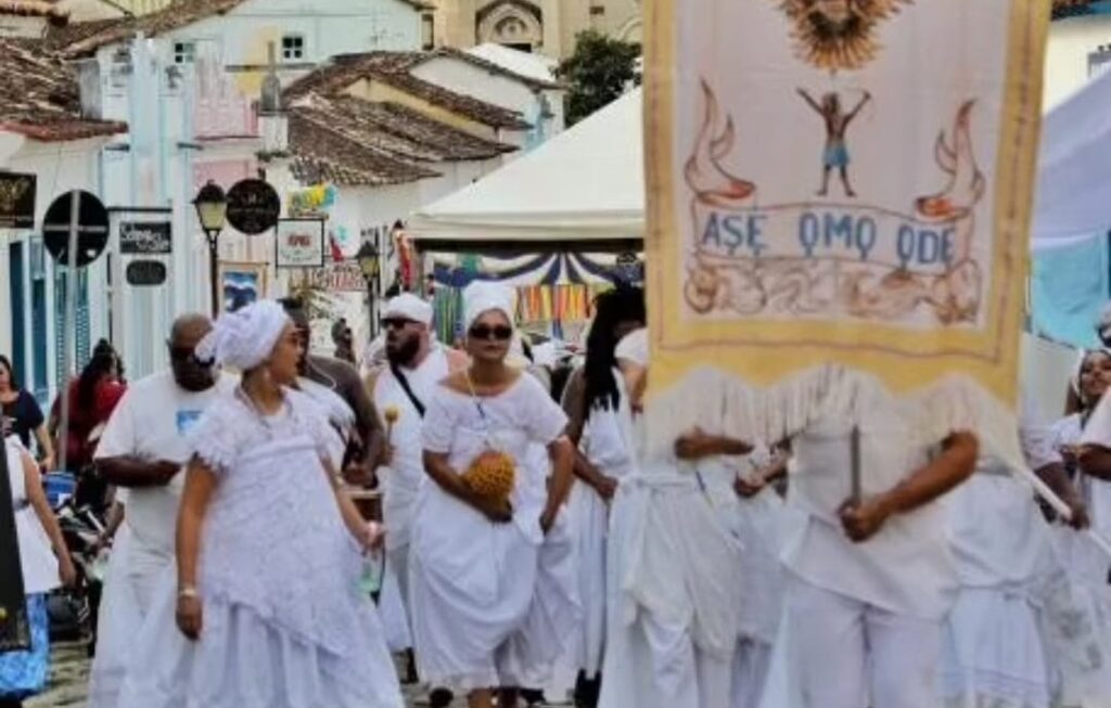 Afoxé Omo Odé leva cultura afro-brasileira ao carnaval da cidade de Goiás