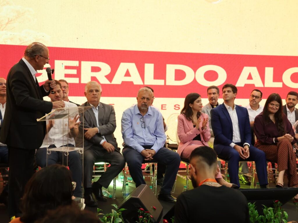 Ao lado de Geraldo Alckmin e João Campos, Aava Santiago se filia ao PSB