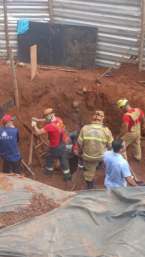 Deslizamento de terra deixa quatro trabalhadores parcialmente soterrados em Senador Canedo