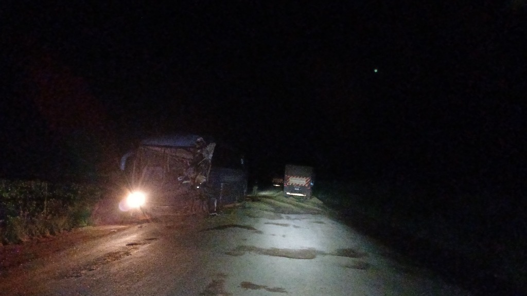 Mulher fica gravemente ferida após acidente envolvendo três veículos de grande na BR-158