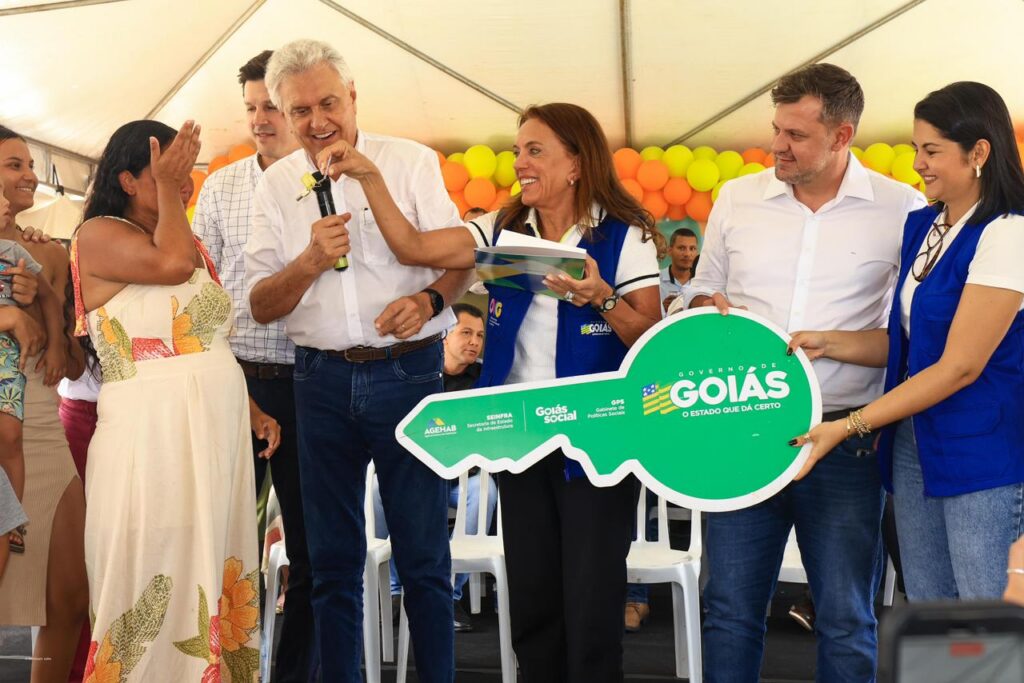 Caiado, Gracinha e Daniel entregam 50 moradias do programa Casas a Custo Zero em Posse