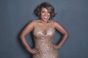 Thalita Pertuzatti chega a Goiânia com tributo à voz de Whitney Houston