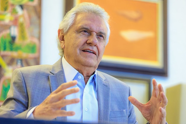 Caiado anuncia reajuste de 5,4% no salário de professores da rede estadual de Goiás