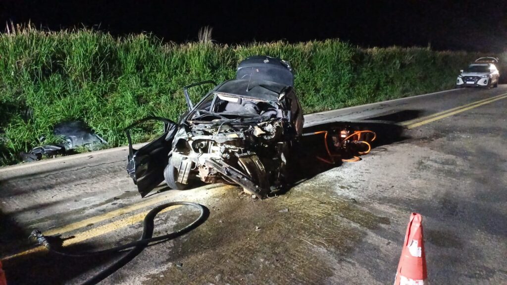 Colisão frontal na BR-364 mata motorista e deixa três feridos em Perolândia