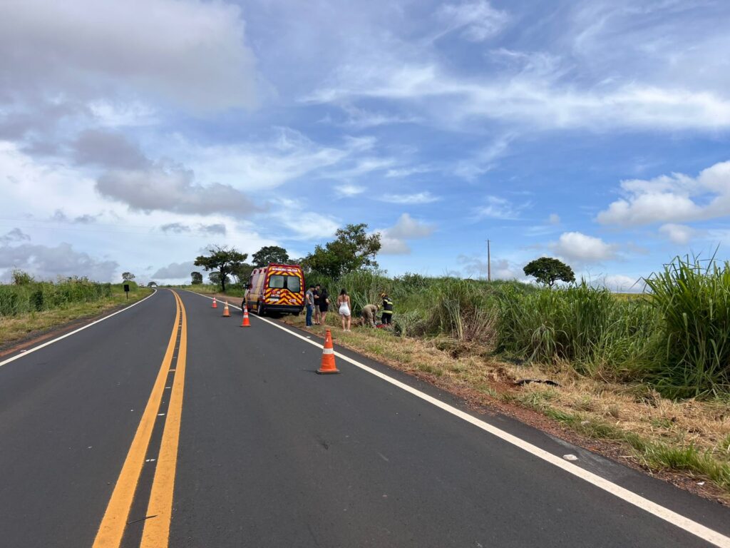 Carro sai da pista e capota na GO-217 em Piracanjuba