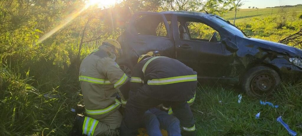 Capotamento deixa homem em estado grave e mulher grávida em estado de choque na cidade de Piracanjuba