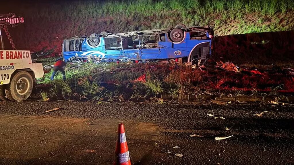 Ônibus com trabalhadores rurais capota no interior de SP deixando 6 mortos e mais de 40 feridos