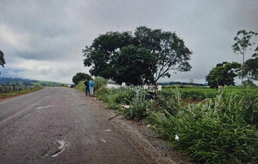 Três pessoas ficam feridos após caminhonete capotar na GO-330