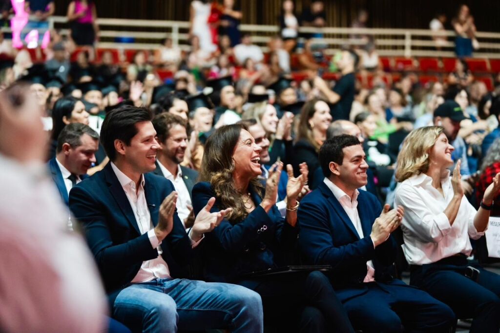 Gracinha e Daniel prestigiam formatura de 457 alunos de programa de inclusão digital