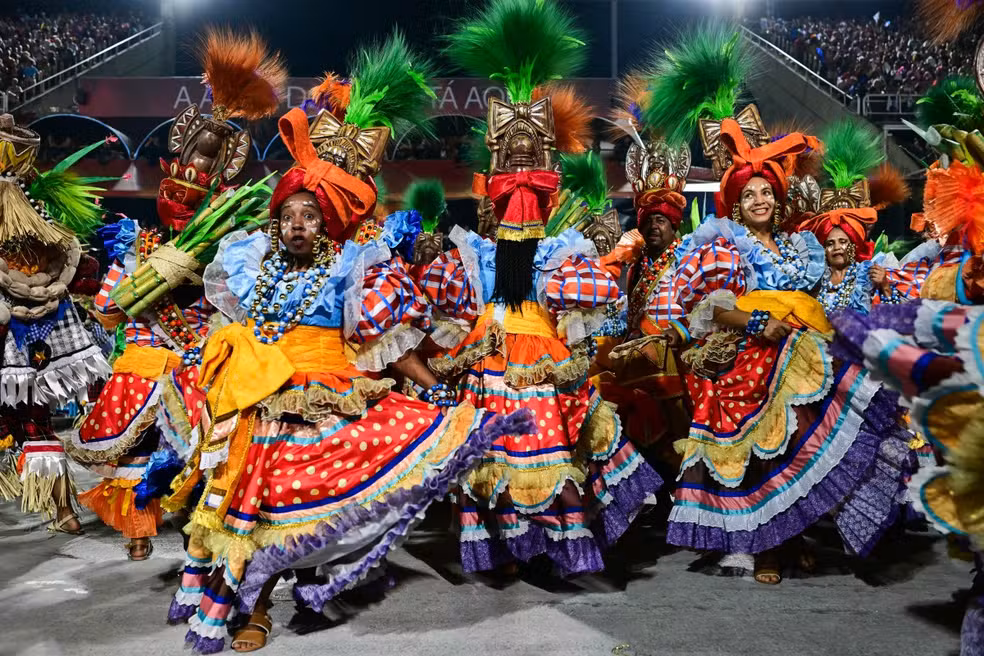 Desfiles no Rio festejam religião afro-cubana, Heitor dos Prazeres, manguebeat e Rosa Magalhães