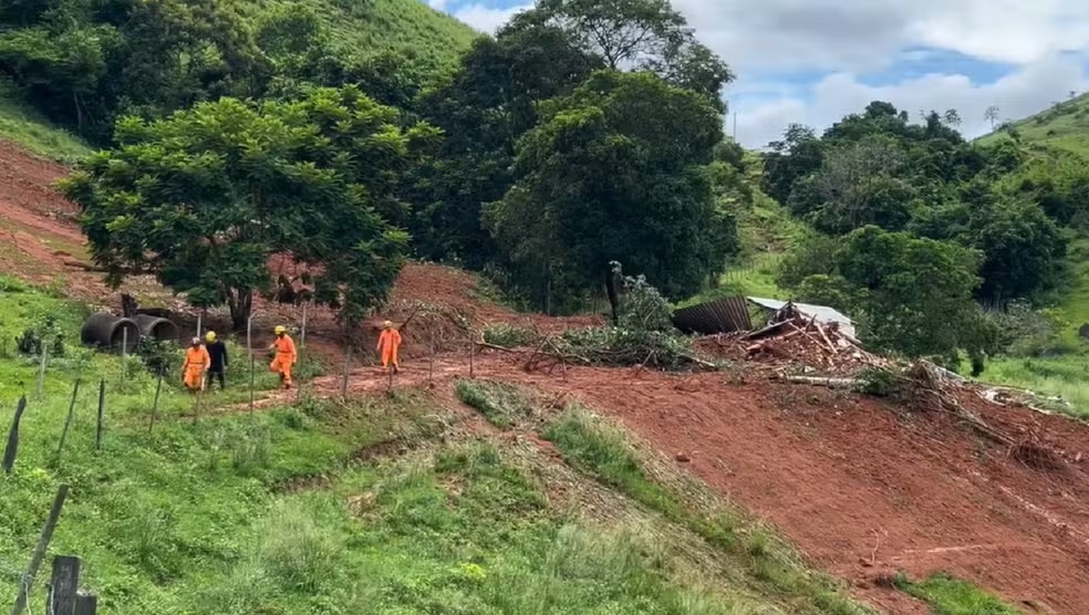 Família morre soterrada após deslizamento de terra atingir casa em Minas Gerais