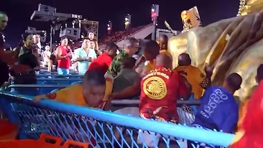 Carro alegórico da União de Maricá pega fogo na Sapucaí e deixa quatro feridos