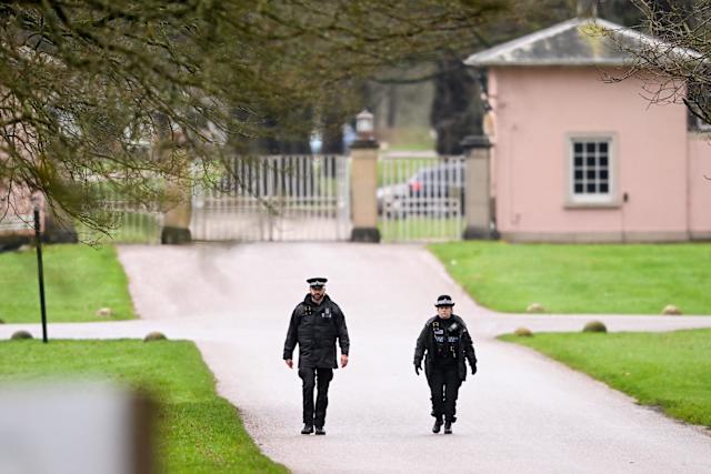 Polícia realiza novas buscas em endereços ligados ao ex-príncipe Andrew um dia após prisão