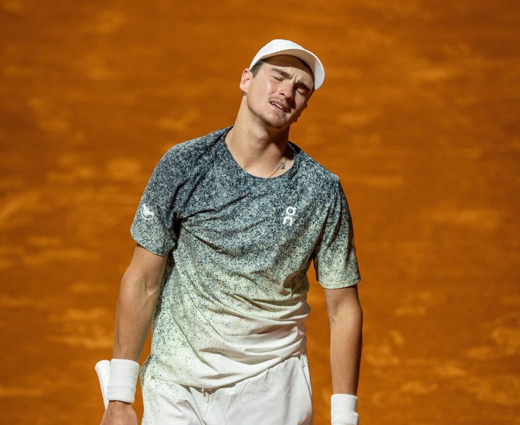 João Fonseca emenda 3ª derrota seguida e é eliminado na estreia do ATP de Buenos Aires