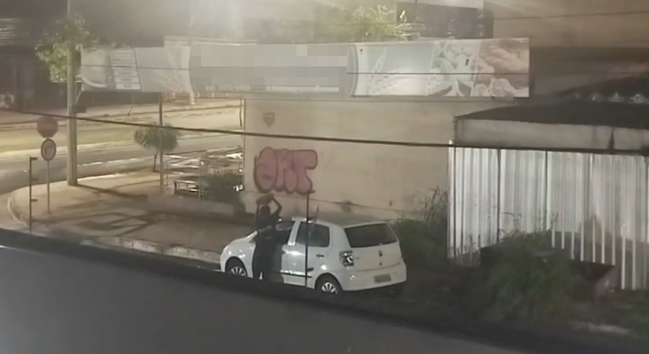 Vândalo quebra carro estacionado no Setor Sul, em Goiânia; veja vídeo